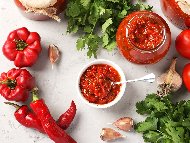 Рецепта Ароматен пикантен сос от домати, люти чушки, лук и ароматни подправки – индийско орехче, босилек, канела, мащерка и бахар
